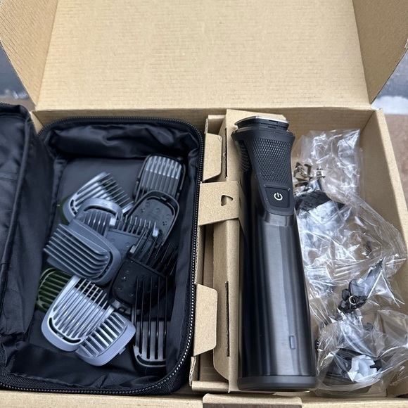 Philips Norelco Multigroom newest model 9000 black stainless steel MG9730/40 - Picture 11 of 11